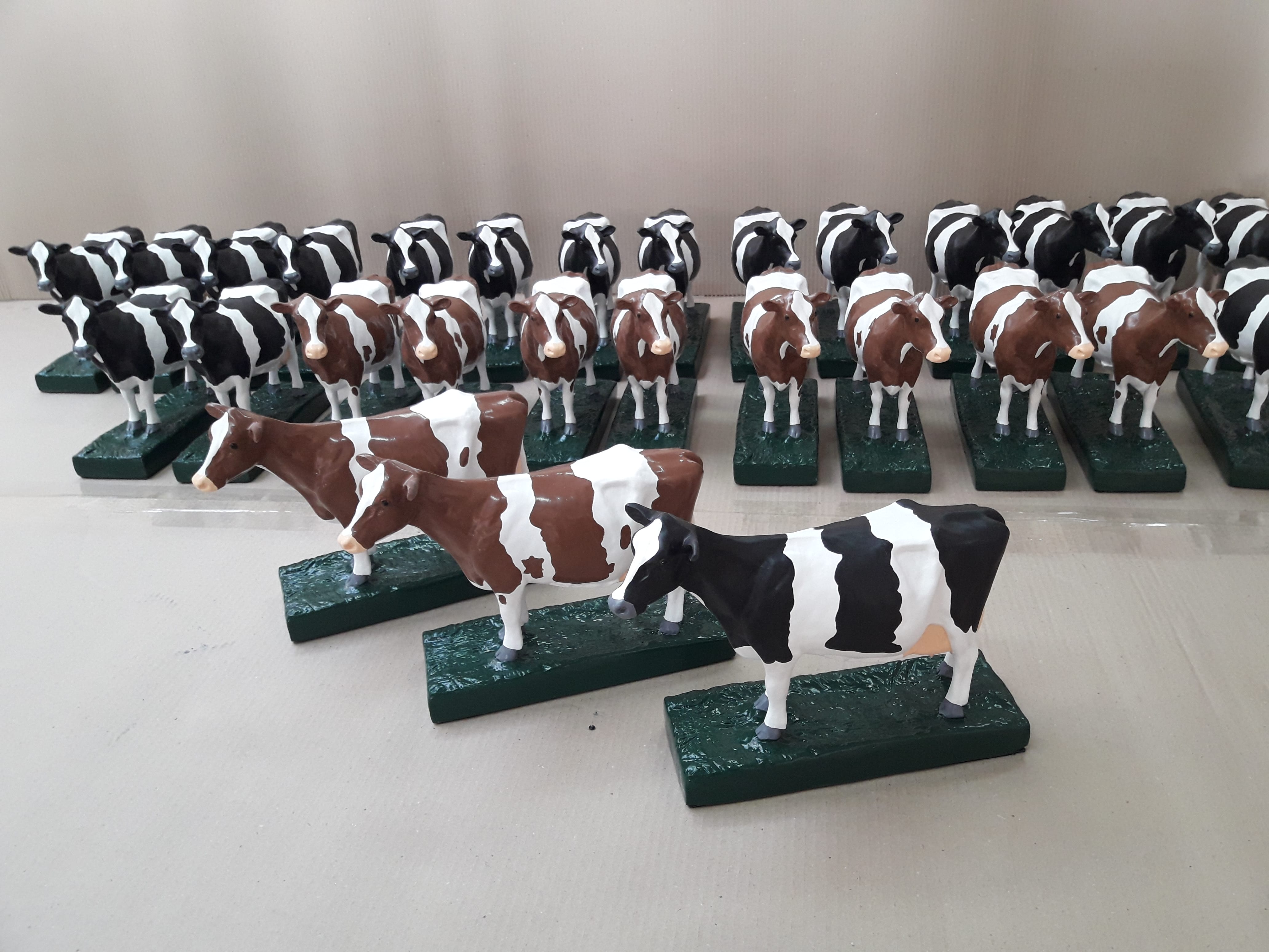 True Type koe zwartbont 20 cm op voet - Afbeelding 2